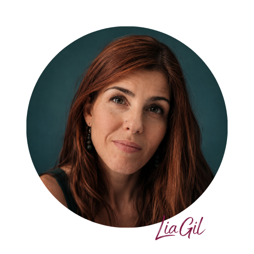 Retrato de Lía Gil con su firma